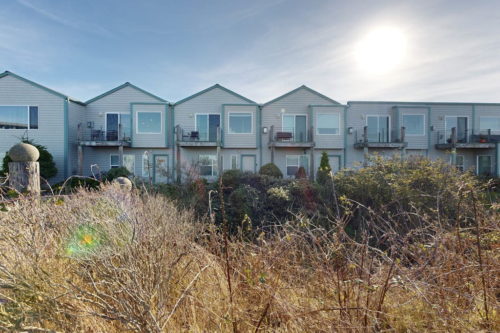 Beautiful Bayfront Townhouse with Amazing Bridge Views, Next to the State Park