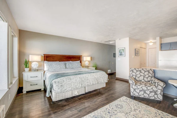 Convenient oceanfront studio condo with ocean view and seasonal pool