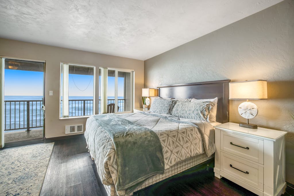 Convenient oceanfront studio condo with ocean view and seasonal pool