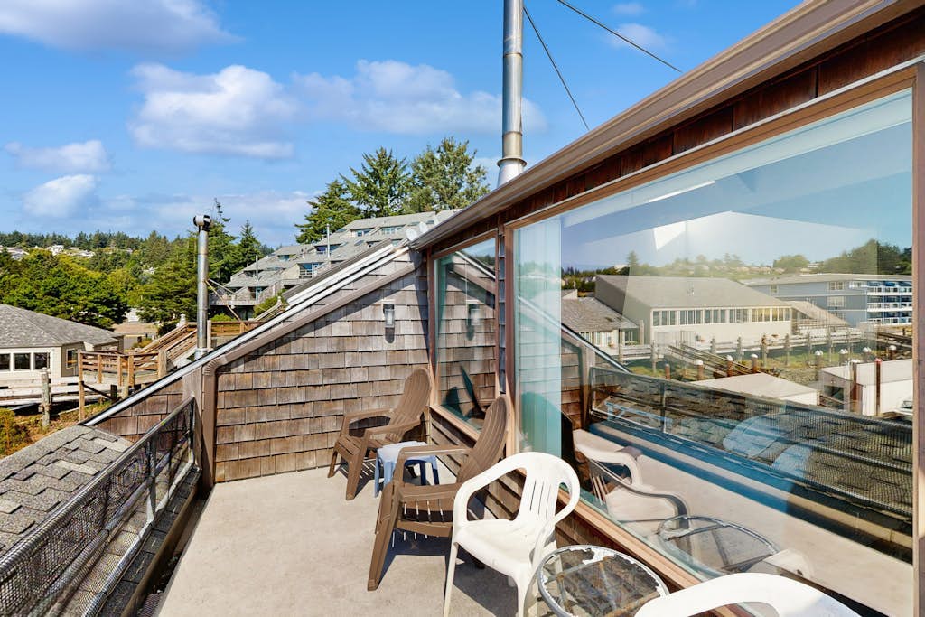 Second Floor Condo with Marina View, High-Speed WiFi, Water View, and Balcony