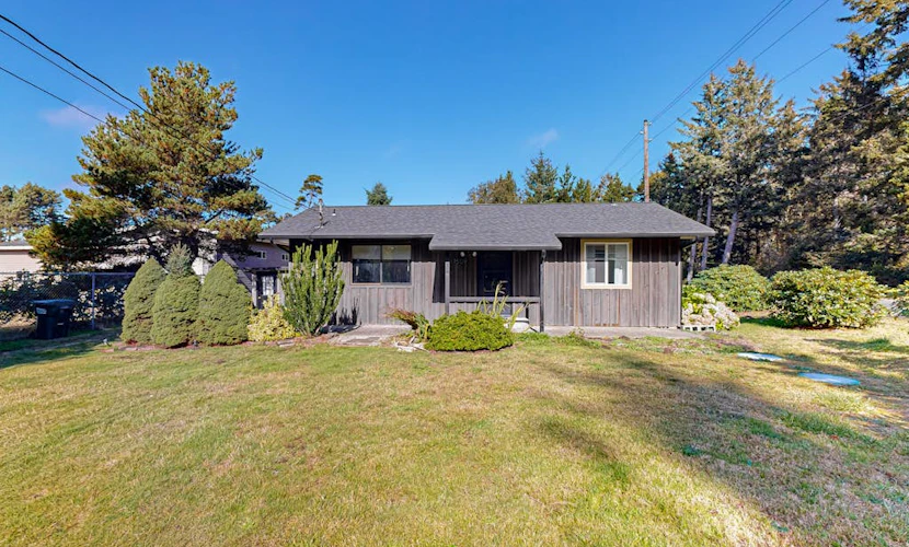 Cute Quaint Cabin by the Sea, w/ fire pit, wood-burning fireplace & WIFI