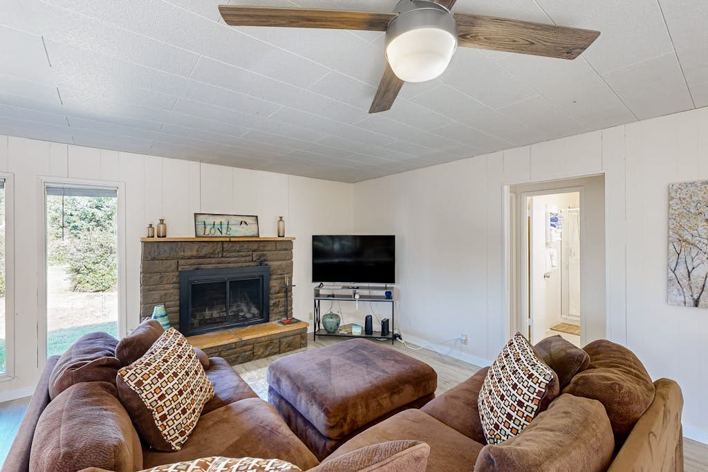 Cute Quaint Cabin by the Sea, w/ fire pit, wood-burning fireplace & WIFI