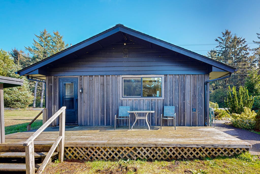 Cute Quaint Cabin by the Sea, w/ fire pit, wood-burning fireplace & WIFI