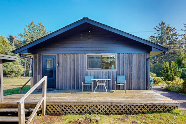 Cute Quaint Cabin by the Sea, w/ fire pit, wood-burning fireplace & WIFI