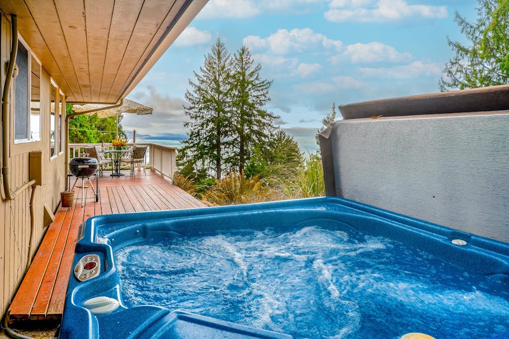 Inviting home with spectacular view, hot tub, balcony, fireplace, & W&D