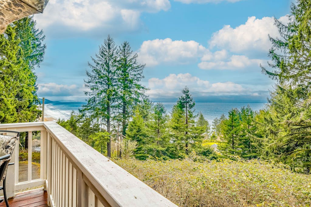 Inviting home with spectacular view, hot tub, balcony, fireplace, & W&D