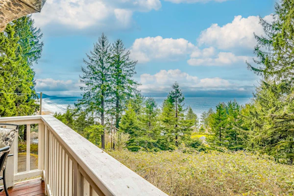 Inviting home with spectacular view, hot tub, balcony, fireplace, & W&D