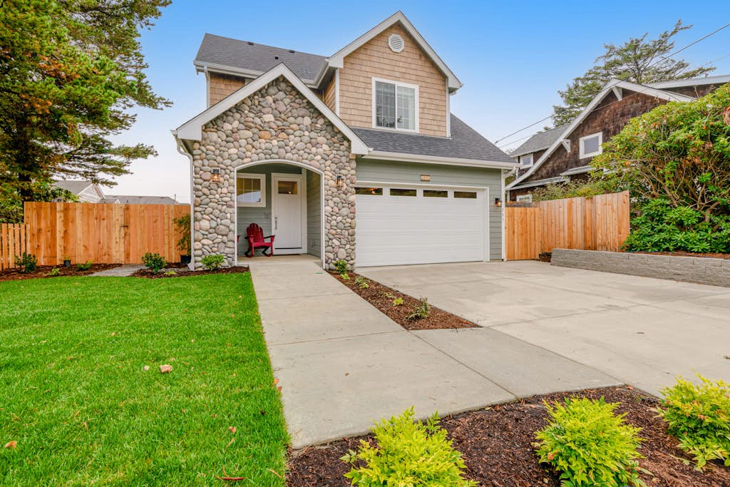 Dog-friendly home near the ocean with a fireplace, washer&dryer & fast WiFi