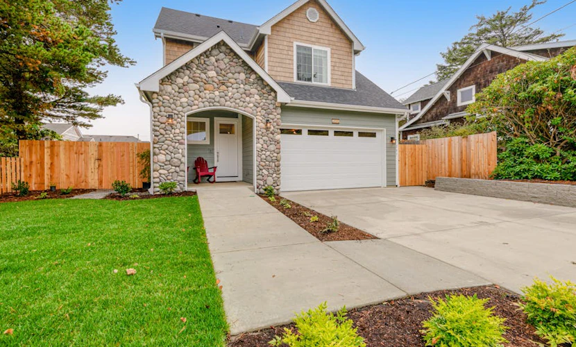 Dog-friendly home near the ocean with a fireplace, washer&dryer & fast WiFi