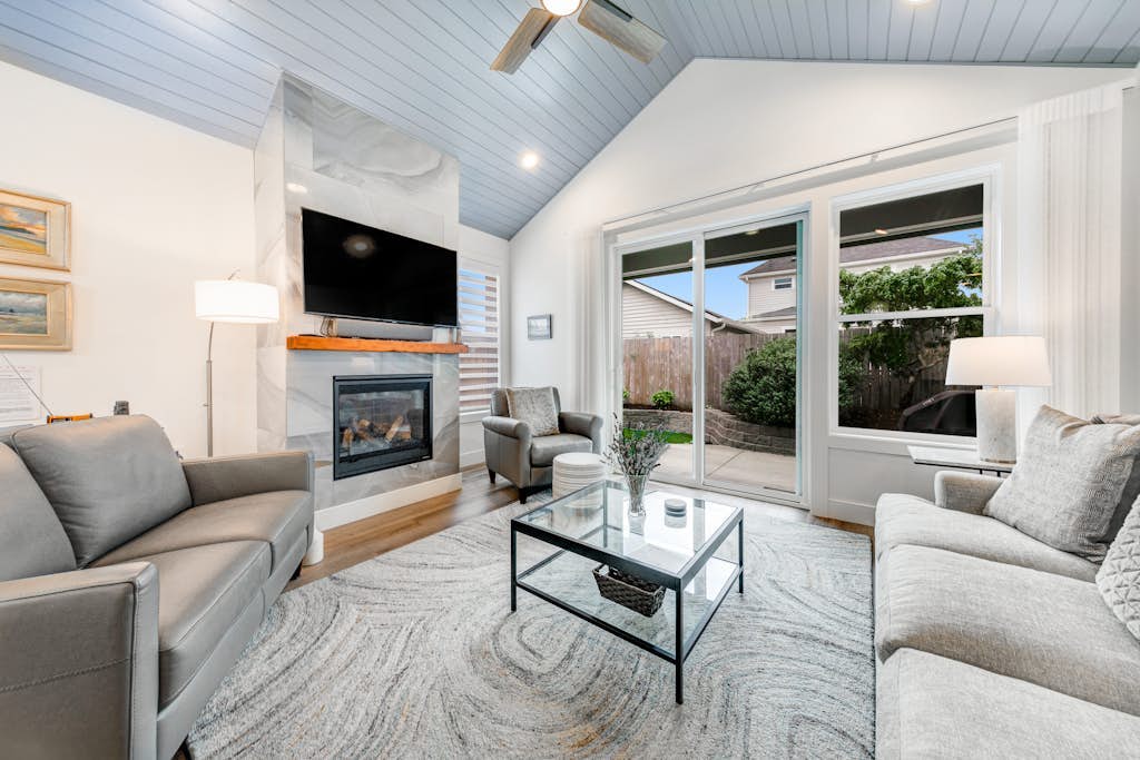 Dog-friendly home near the ocean with a fireplace, washer&dryer & fast WiFi