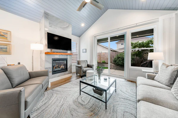 Dog-friendly home near the ocean with a fireplace, washer&dryer & fast WiFi