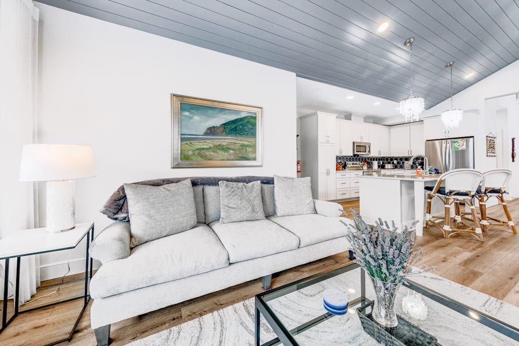 Dog-friendly home near the ocean with a fireplace, washer&dryer & fast WiFi