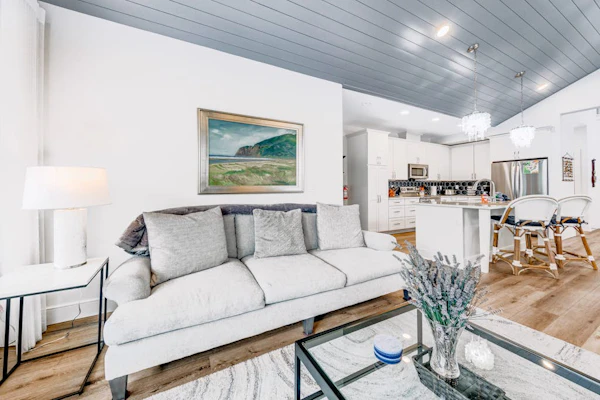 Dog-friendly home near the ocean with a fireplace, washer&dryer & fast WiFi