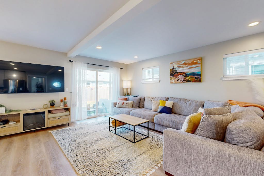 Cozy townhome close to beach and ocean, with WiFi, streaming, and BBQ grill