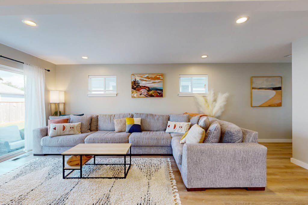 Cozy townhome close to beach and ocean, with WiFi, streaming, and BBQ grill