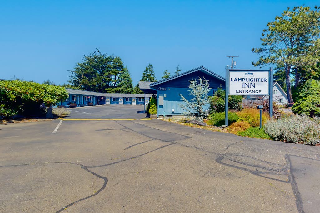 Spacious 2-room combo close to Bandon with cable, WiFi, mini-fridge - dogs OK