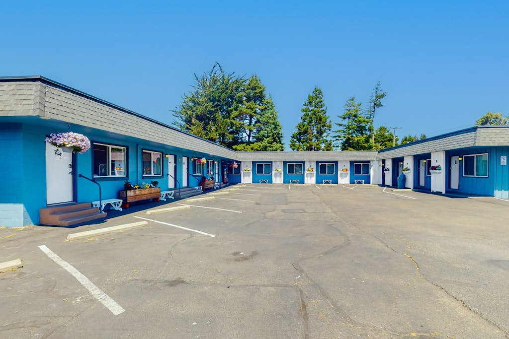 Spacious 2-room combo close to Bandon with cable, WiFi, mini-fridge - dogs OK