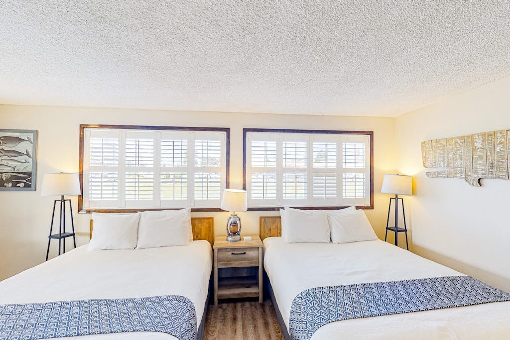 Retro beach suite with  fast WiFI - walkable to downtown hot spots