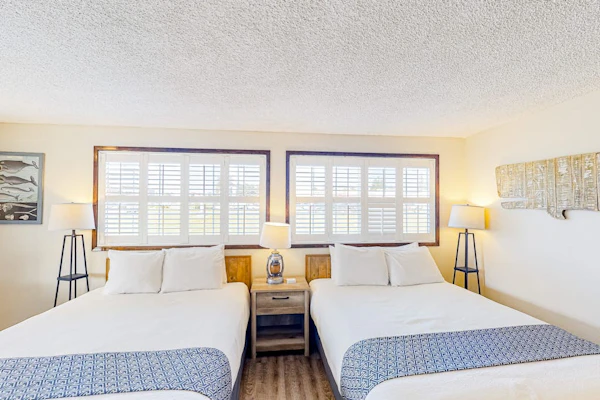 Retro beach suite with fast WiFI - walkable to downtown hot spots