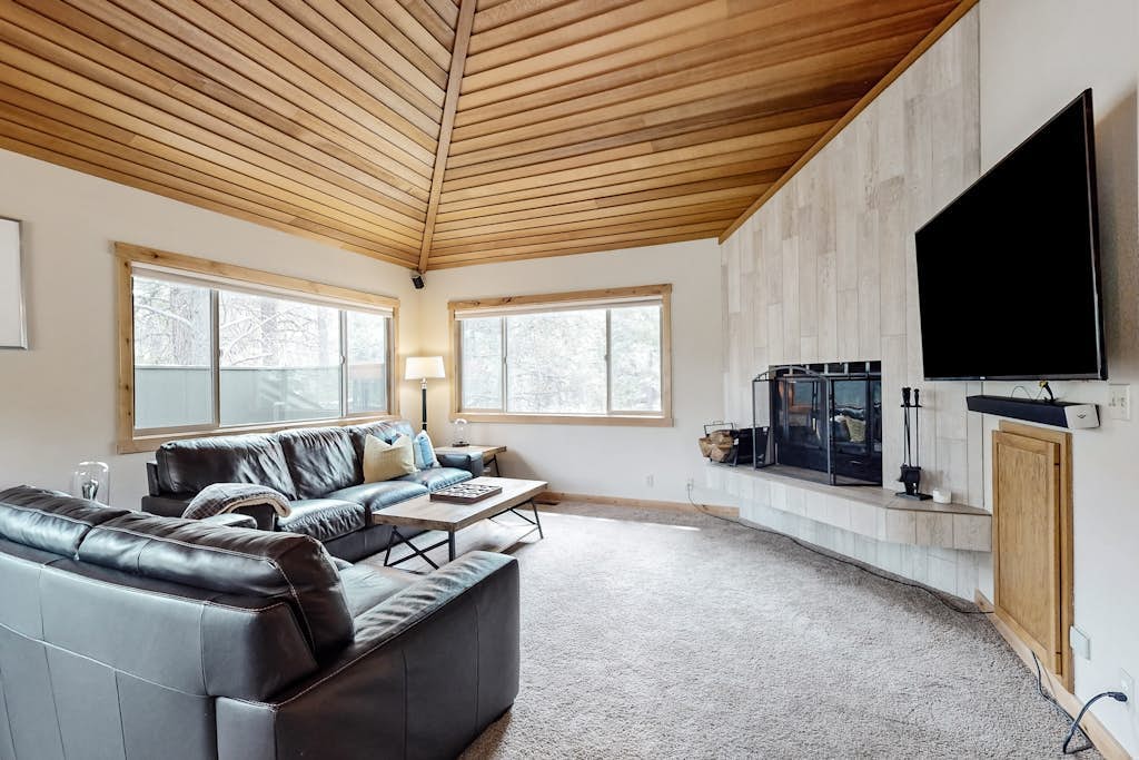 Sunriver Resort home with 8 SHARC passes, fireplace, balcony, W&D