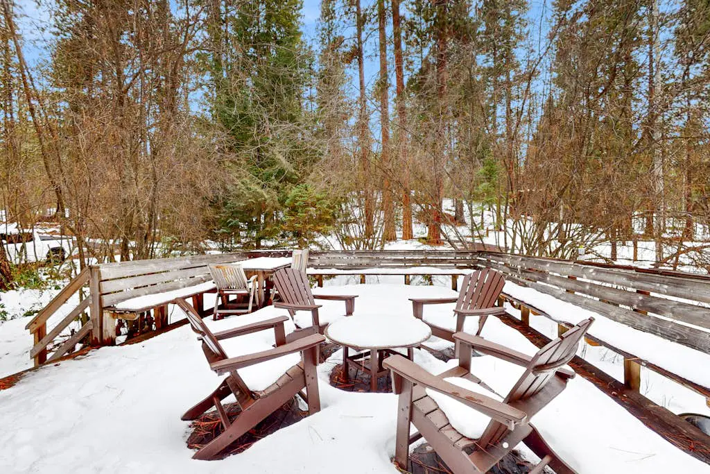 Dog-friendly house with pool, hot tub, fitness room, fireplace, grill, & deck