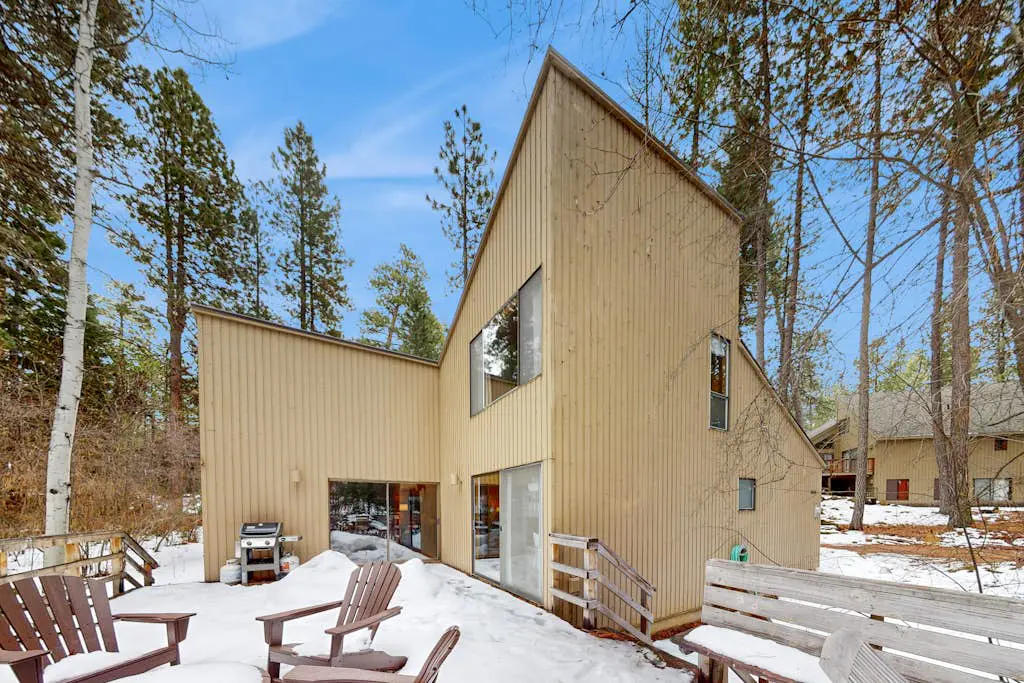 Dog-friendly house with pool, hot tub, fitness room, fireplace, grill, & deck