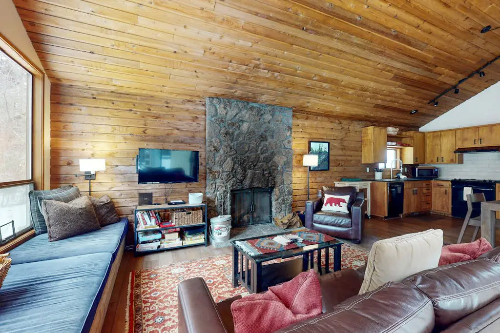 Dog-friendly house with pool, hot tub, fitness room, fireplace, grill, & deck
