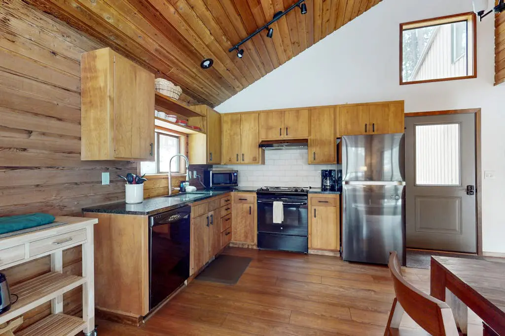 Dog-friendly house with pool, hot tub, fitness room, fireplace, grill, & deck