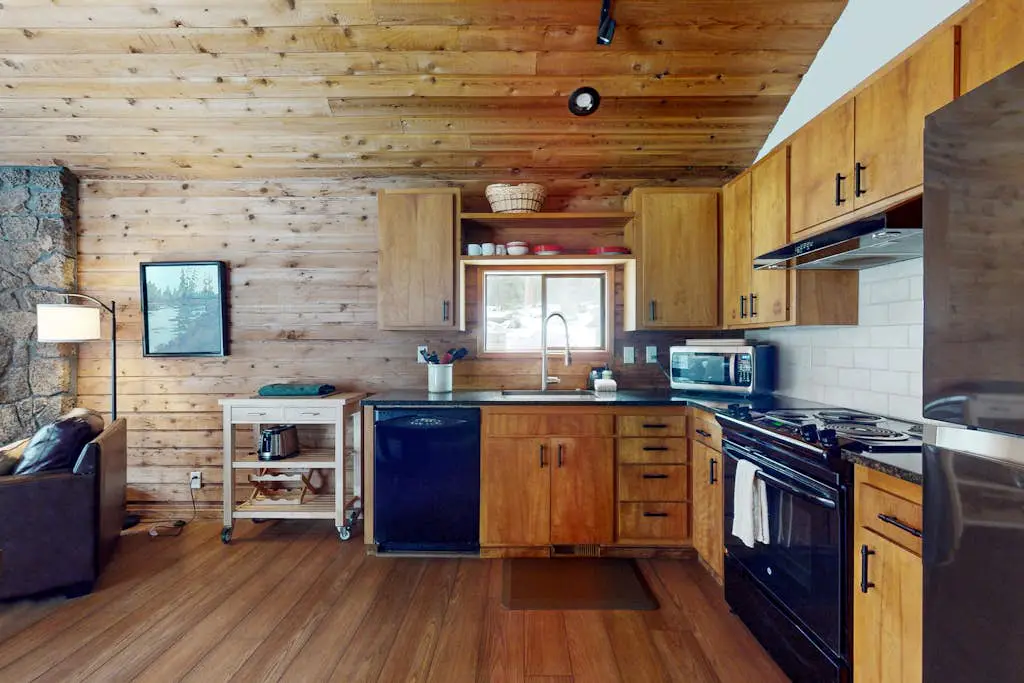 Dog-friendly house with pool, hot tub, fitness room, fireplace, grill, & deck