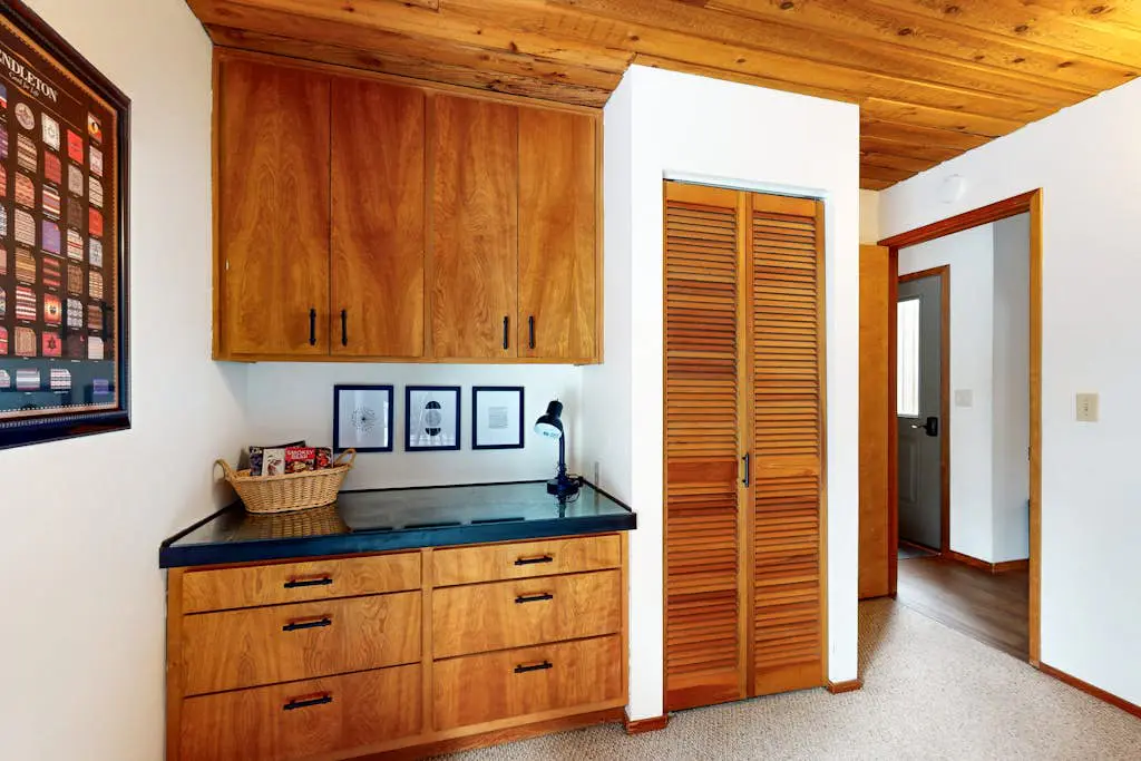 Dog-friendly house with pool, hot tub, fitness room, fireplace, grill, & deck