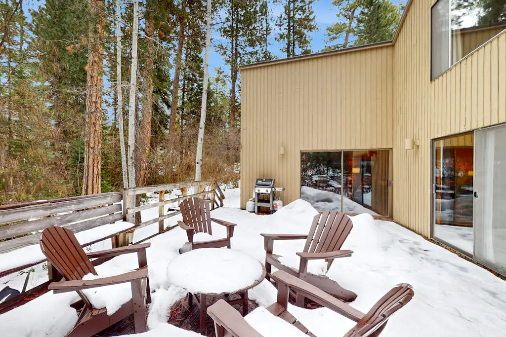 Dog-friendly house with pool, hot tub, fitness room, fireplace, grill, & deck