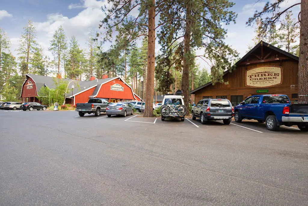 Dog-friendly house with pool, hot tub, fitness room, fireplace, grill, & deck