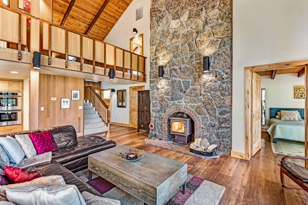 Welcoming Lodge-Style Home Perfect for Family Gatherings