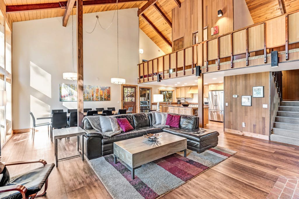 Welcoming Lodge-Style Home Perfect for Family Gatherings
