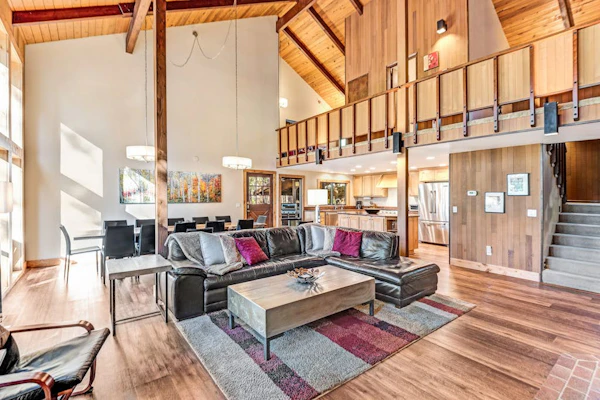 Welcoming Lodge-Style Home Perfect for Family Gatherings