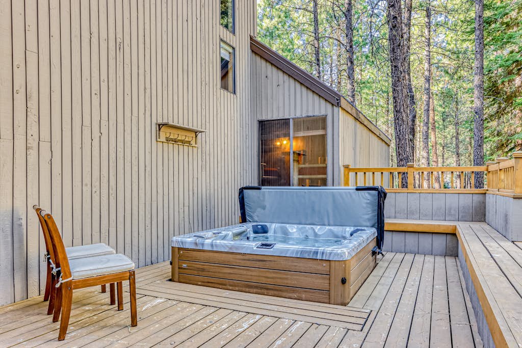 Dreamy mountain escape with hot tub, pools, golf, gym, & grill