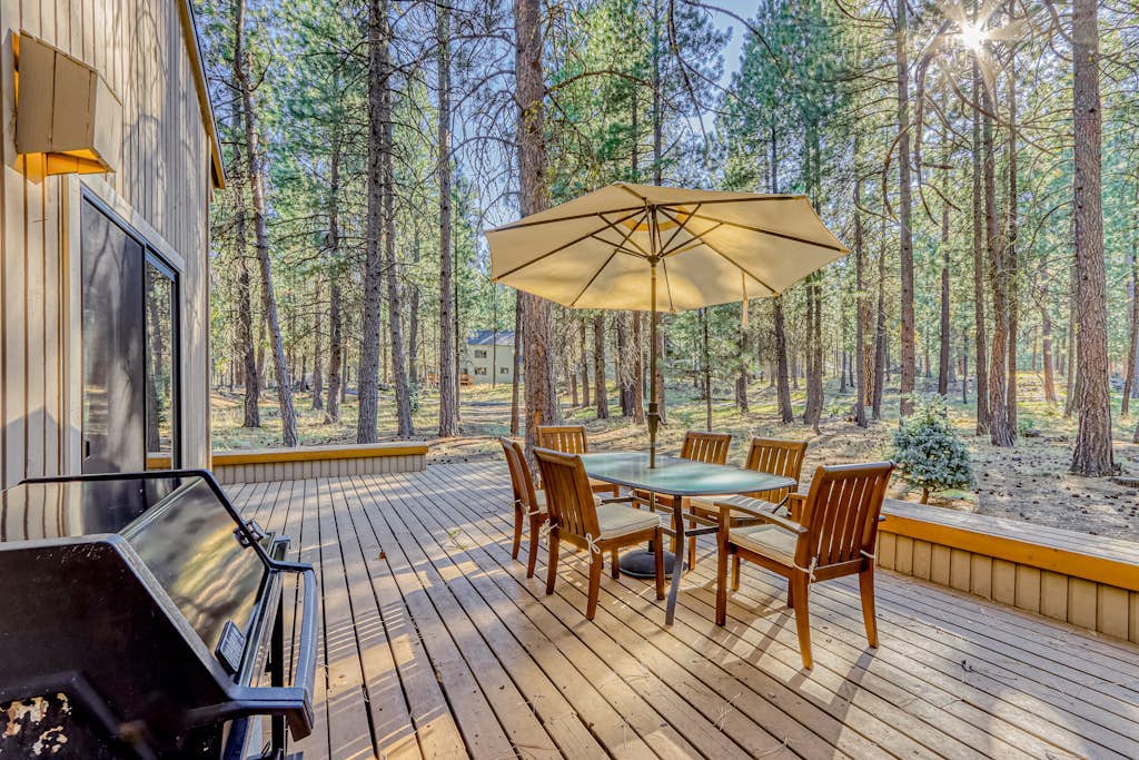 Dreamy mountain escape with hot tub, pools, golf, gym, & grill