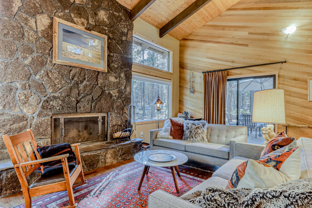 Dreamy mountain escape with hot tub, pools, golf, gym, & grill