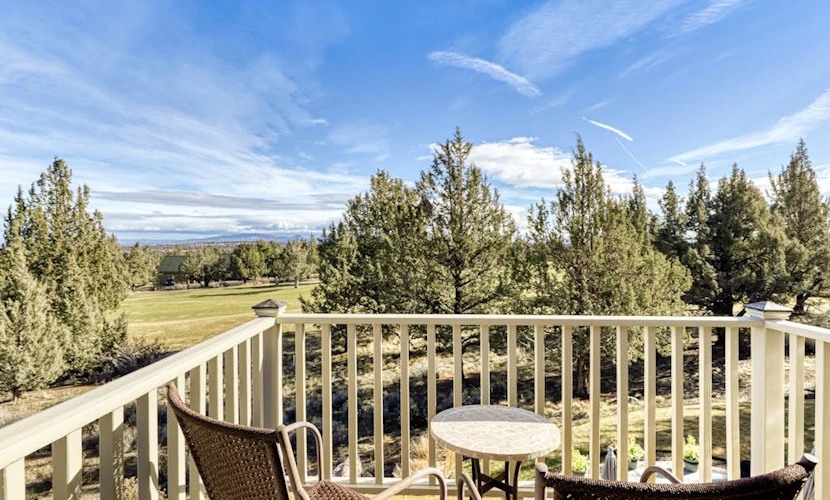Charming home on golf course with shared pool, hot tub & resort amenities