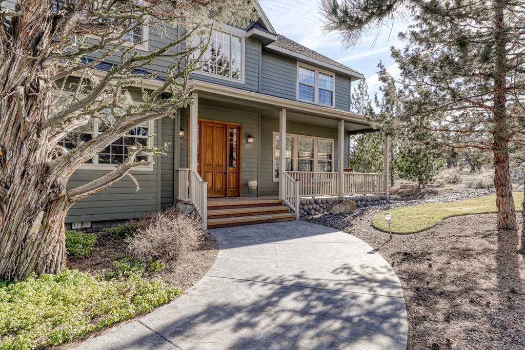 Charming home on golf course with shared pool, hot tub & resort amenities