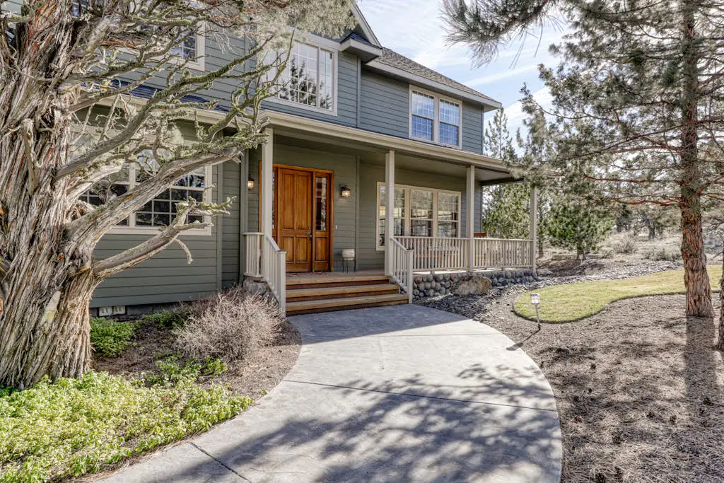 Charming home on golf course with shared pool, hot tub & resort amenities