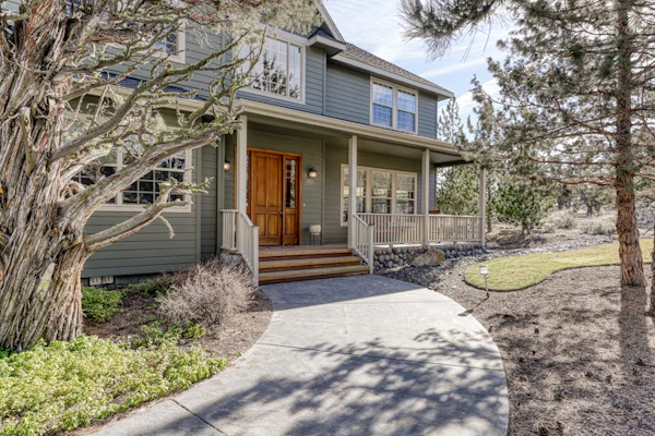 Charming home on golf course with shared pool, hot tub & resort amenities