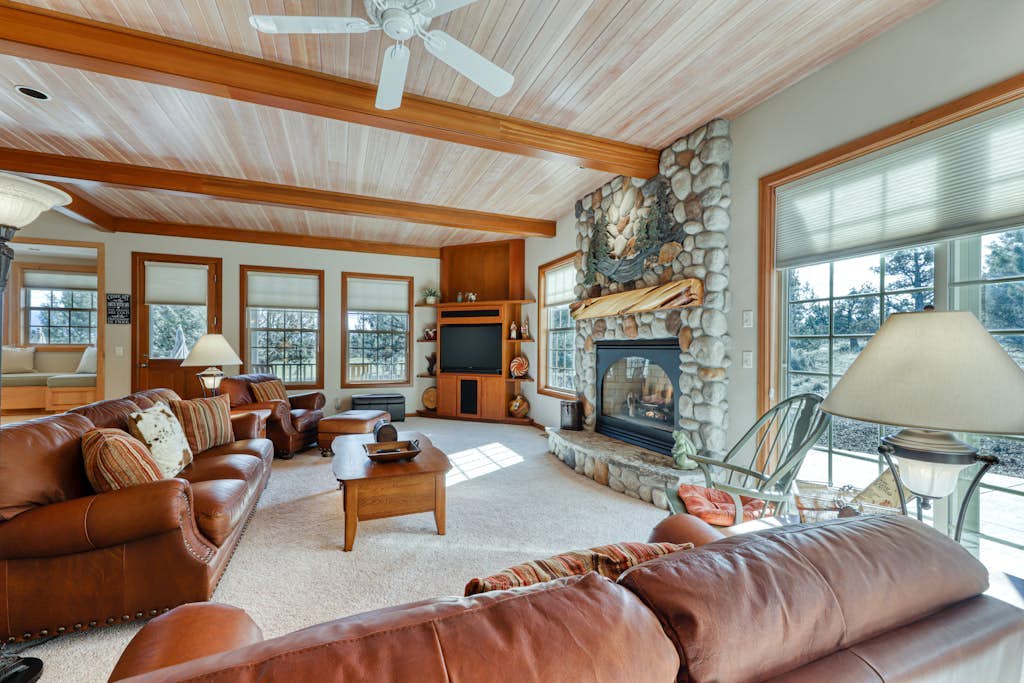 Charming home on golf course with shared pool, hot tub & resort amenities