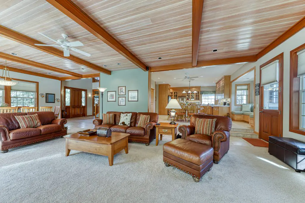 Charming home on golf course with shared pool, hot tub & resort amenities