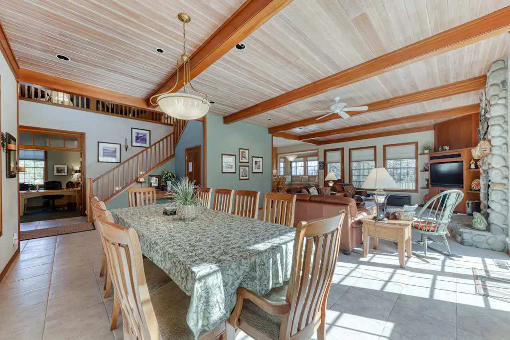 Charming home on golf course with shared pool, hot tub & resort amenities