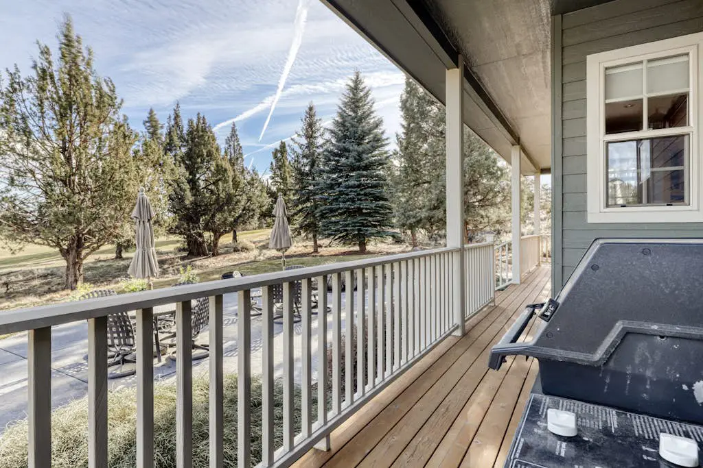 Charming home on golf course with shared pool, hot tub & resort amenities