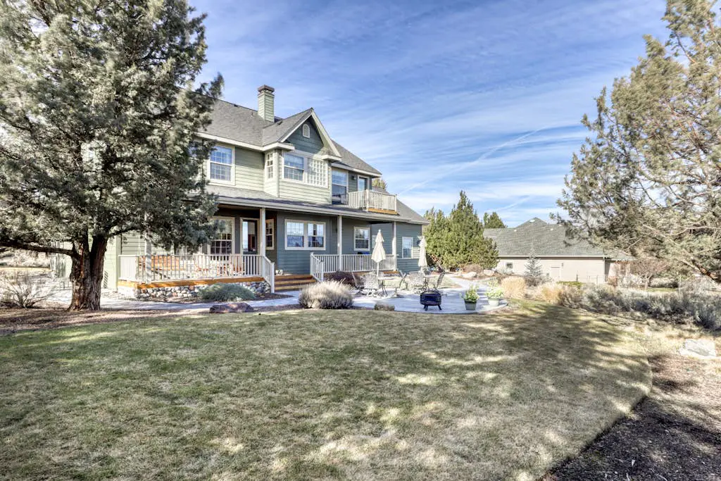 Charming home on golf course with shared pool, hot tub & resort amenities