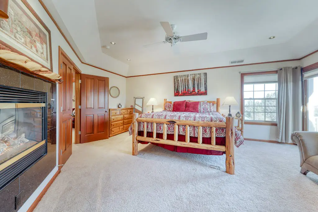 Charming home on golf course with shared pool, hot tub & resort amenities