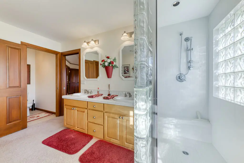 Charming home on golf course with shared pool, hot tub & resort amenities