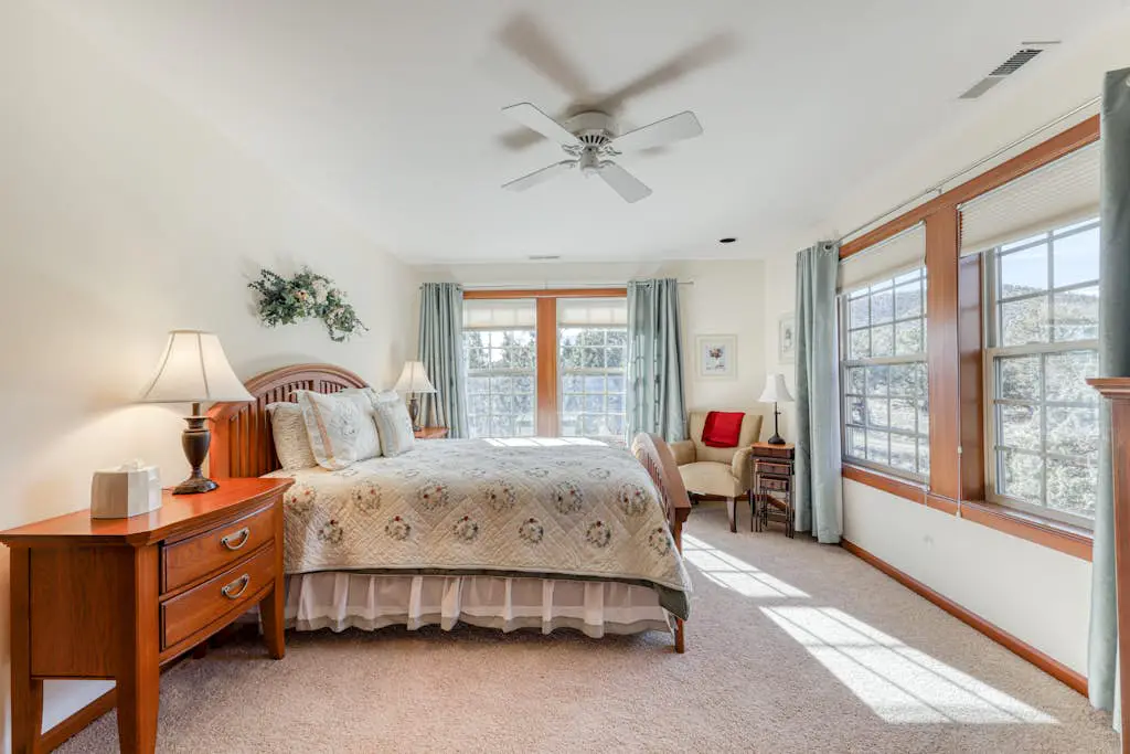 Charming home on golf course with shared pool, hot tub & resort amenities